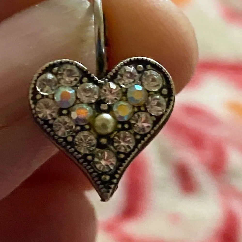 Marcasite and crystals, beautiful heart earrings reflect colors brilliantly - Picture 4 of 7